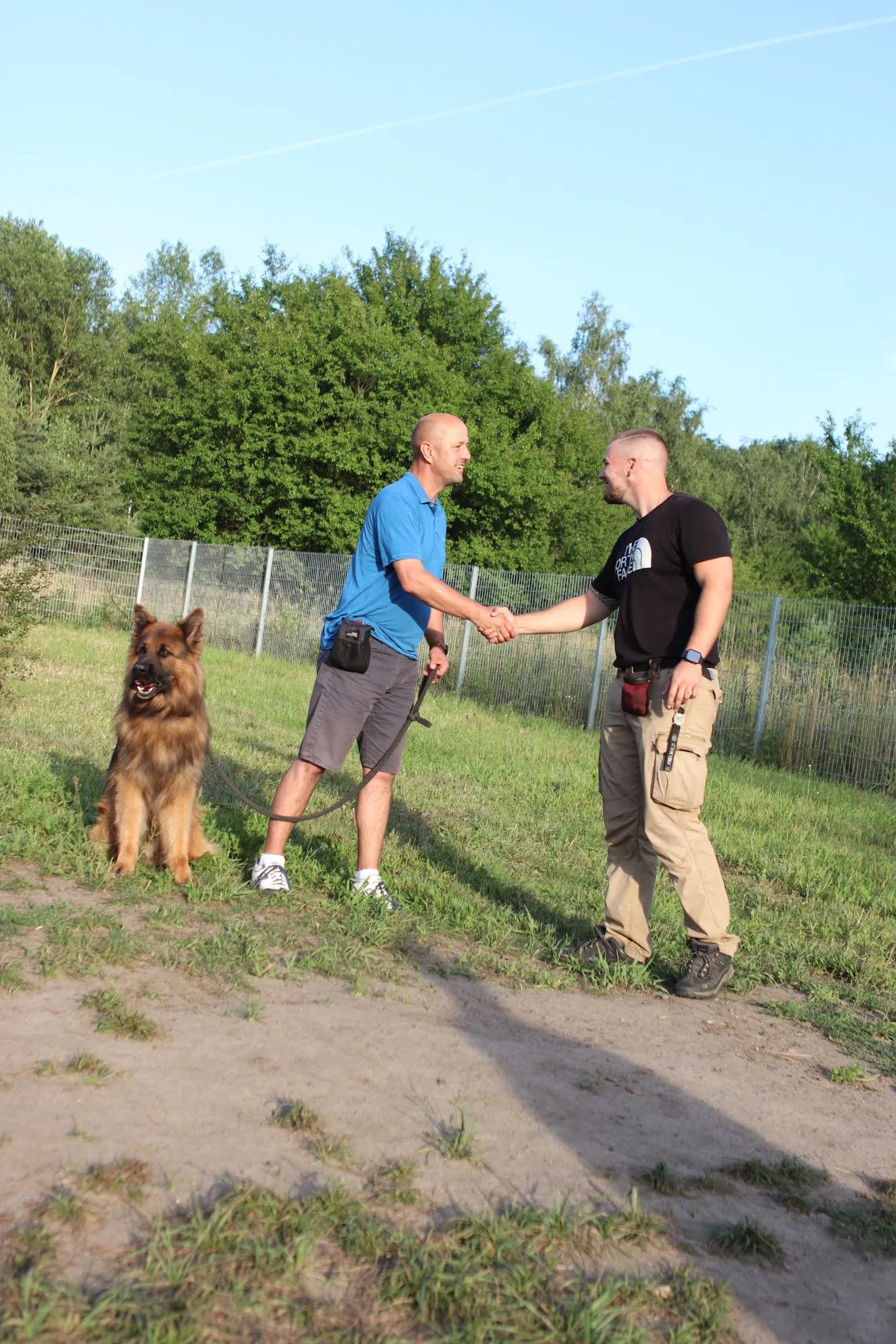Leon Weisbecker im Einzeltraining mit einem Hundehalter und seinem Schäferhund